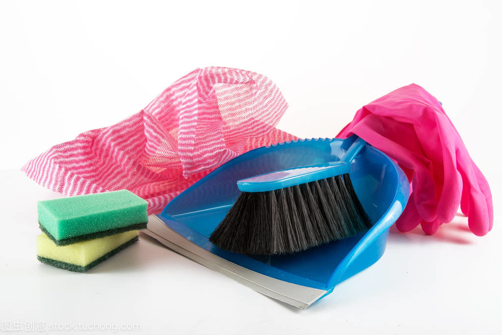 家庭用具為春季清洗, 簸箕和手刷, 清潔抹布, 海綿和橡膠手套, 淺灰色背景, 復制空間